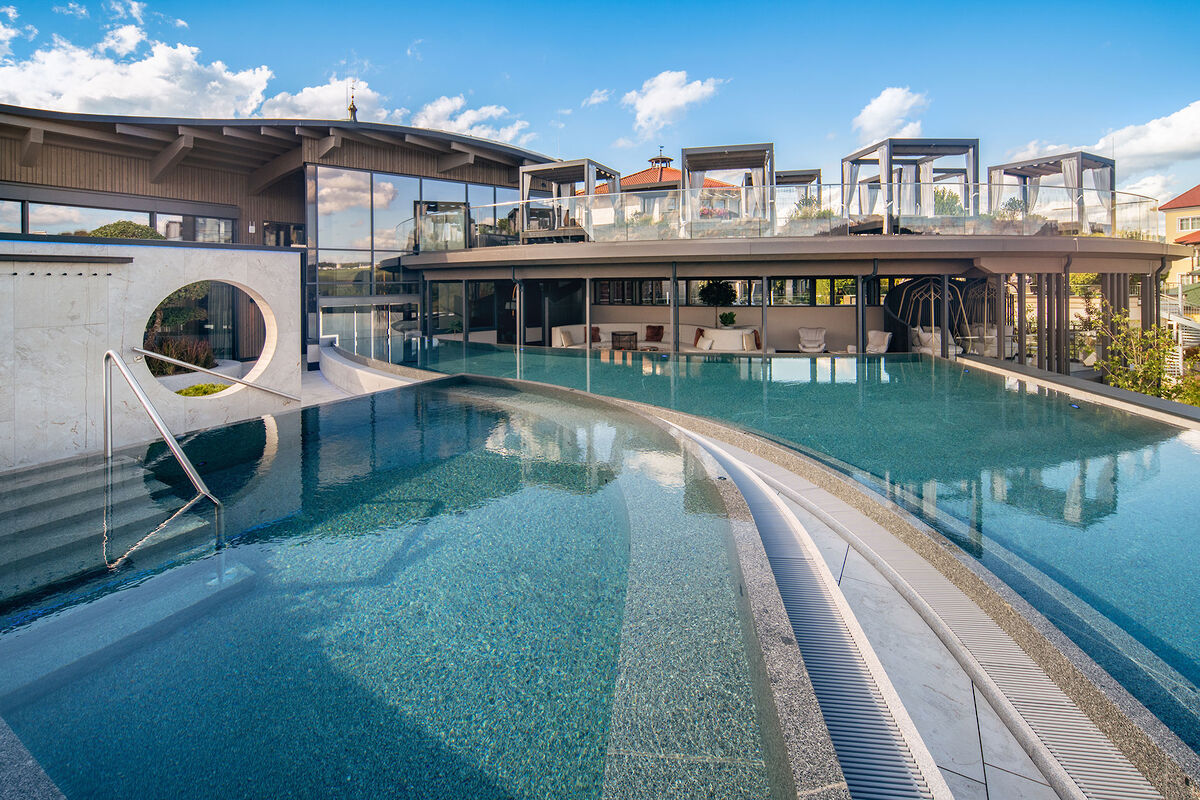Sky-Pools aus Granit - Wellnesshotel Jagdhof